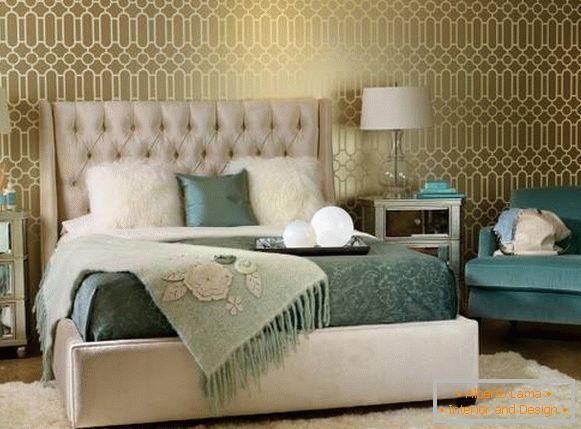 Zlatna tapeta za spavaću sobu sa metalnim efektom