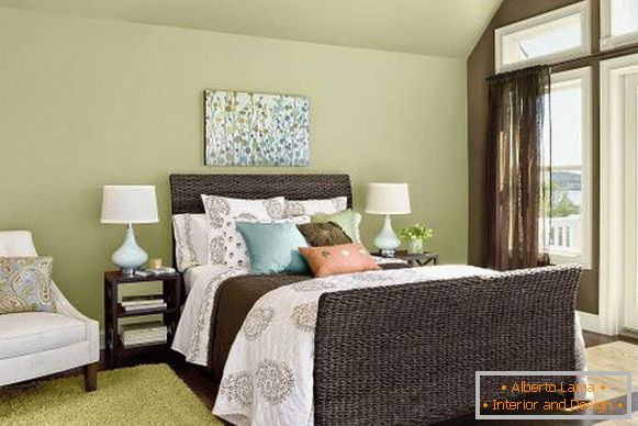 Dizajnirajte spavaću sobu u tropskom stilu - zelenu tapetu