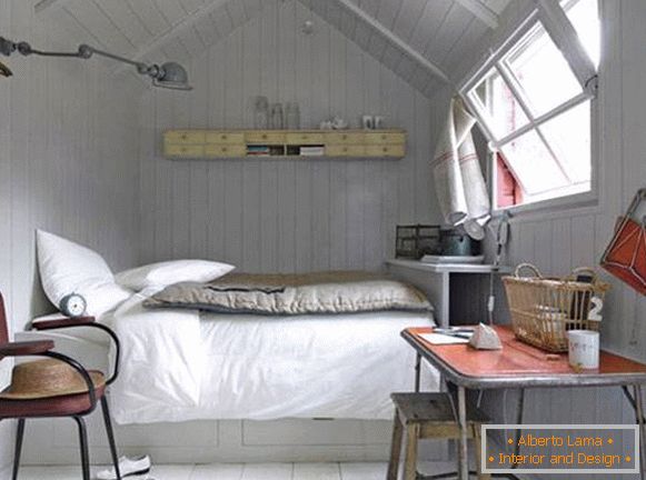 Mala spavaća soba na potkrovlju