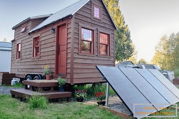 Mala kuća sa solarnim panelima