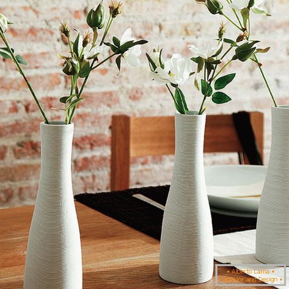 Vaze sa cvijećem na stolu