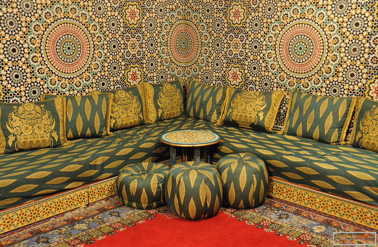 Ugaona sofa sa otomanima u orijentalnom stilu