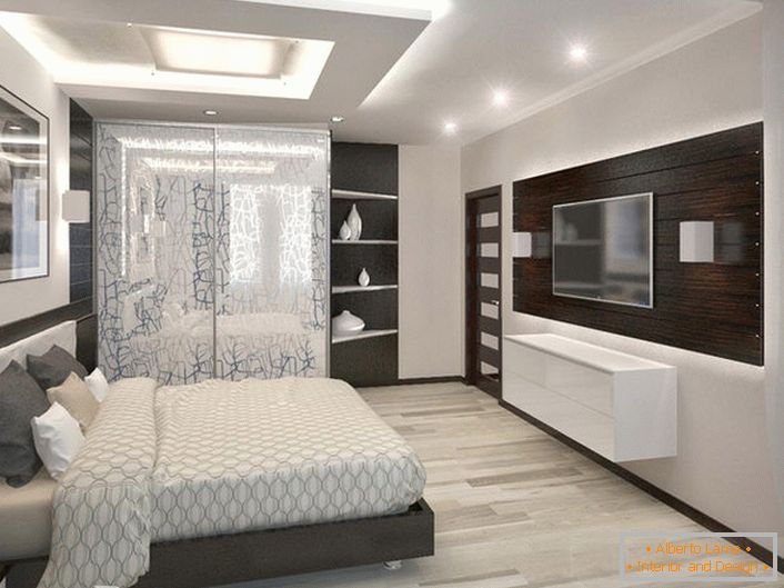 Svetla, prostrana spavaća soba u visokotehnološkom stilu. Pravilno usklađeni namještaj organski kombinuje sa elementima dekoracije.