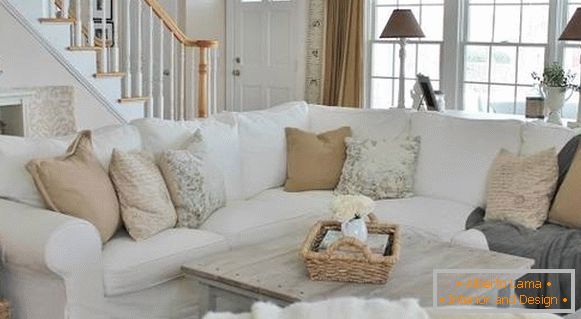 Sofa i jastuci u stilu Provence