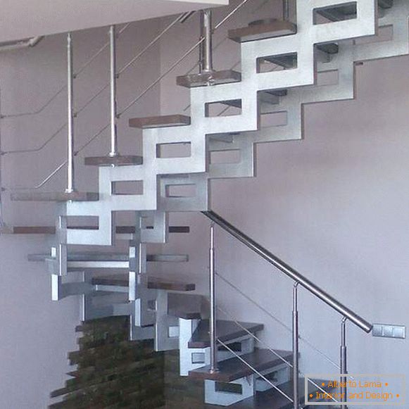Neobično metalno stepenište u privatnoj kući sa drvenim stepenicama