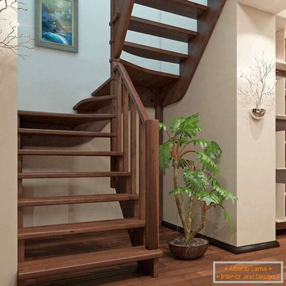 Drvena stepeništa sa više prostirki u privatnoj kući