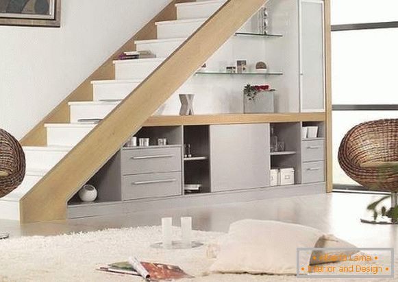 Dizajn stepenica u privatnoj kući - fotografija sa ugrađenim nameštajem