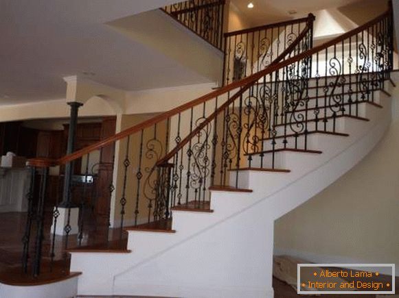 Prekrasno stubište od betona sa kovanim šinama u unutrašnjosti privatne kuće