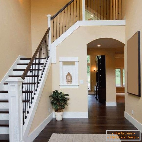 Različite stepenice u privatnoj kući na fotografiji