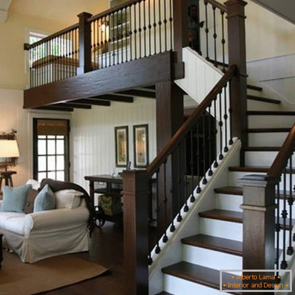 Predivan dizajn stubišta u privatnoj kući sa drvenim rukohvatima