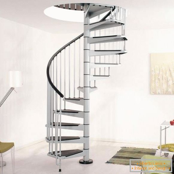 Helikalno лестница в частном доме из металла с покрытием ступеней