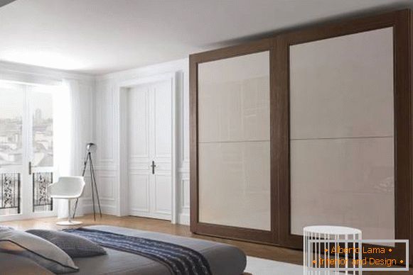 Klasična bela vrata u unutrašnjosti apartmana - foto spavaća soba