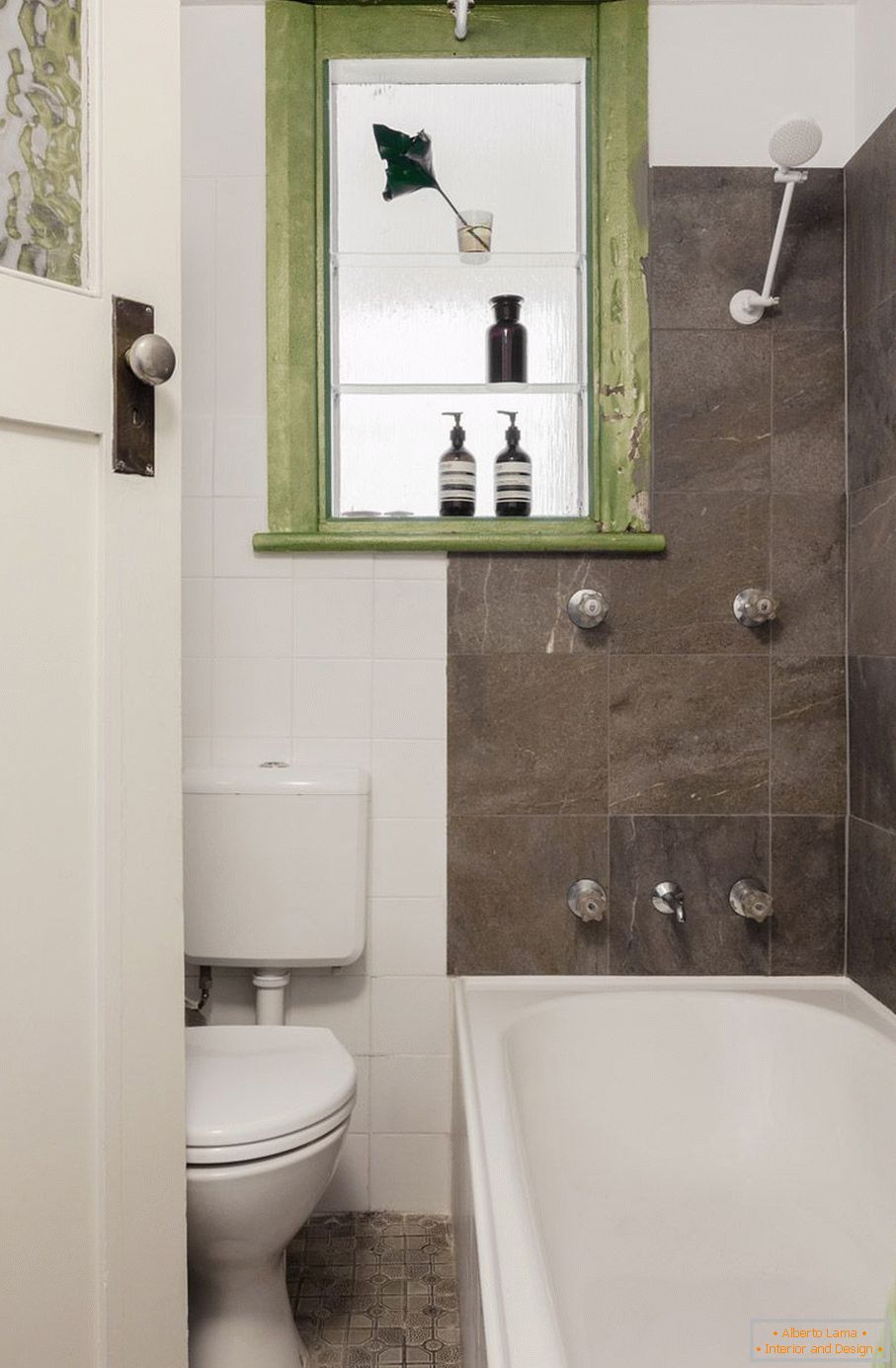 Zeleni akcenti u crno-belom kupatilu