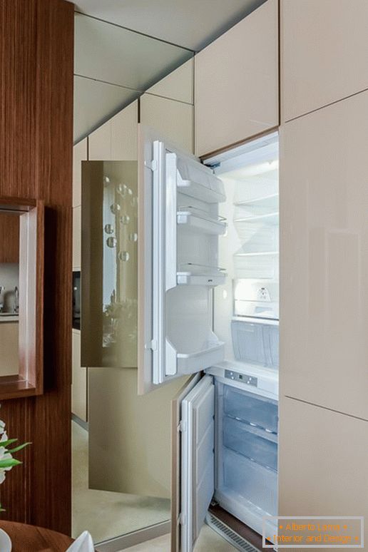 Frižider u kuhinji sa efektom optičke iluzije