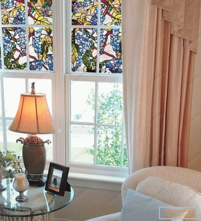 Na polovini prozora lepe su vitražne folije. Odličan način da se zaštitite od prekomjerne sunčeve svetlosti. 