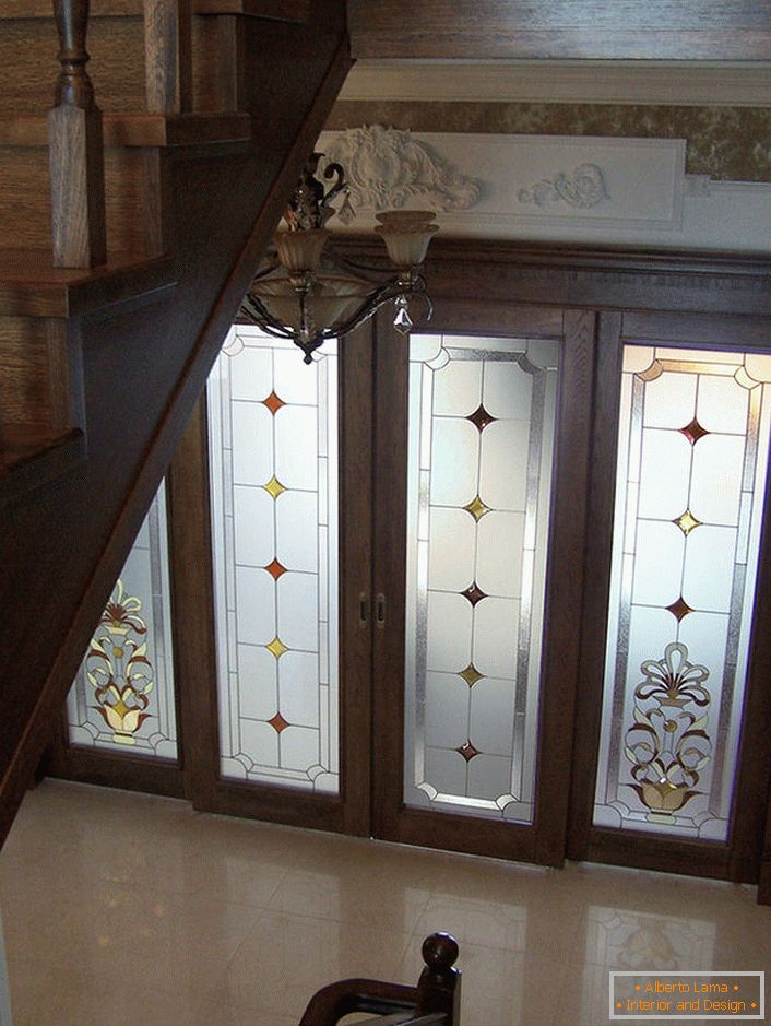 Vrata sa staklenim umetcima ukrašena su mat platnenim mastilom sa nekomplikovanim šablonom. Ne pretenciozni, zadržani dizajn vrata organski će se uklapati u klasični enterijer dvorane. 