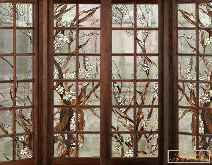 Prozori u tamnom drvenom ramu ukrašeni su vitražom. Nekomplicirana figura pogodna za dizajn enterijera u stilu zemlje ili modernog.