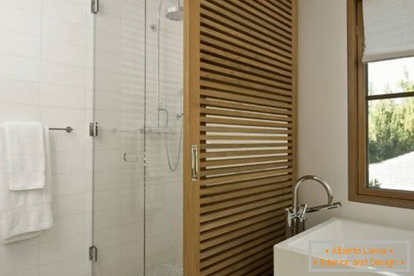 Staklo i drvene pregrade u dizajnu kupatila