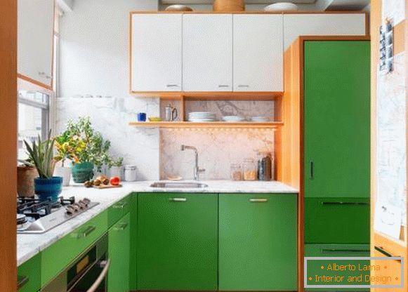Mala kuhinja u belim i zelenim tonovima