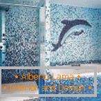Delfin mozaika na zidu kupatila