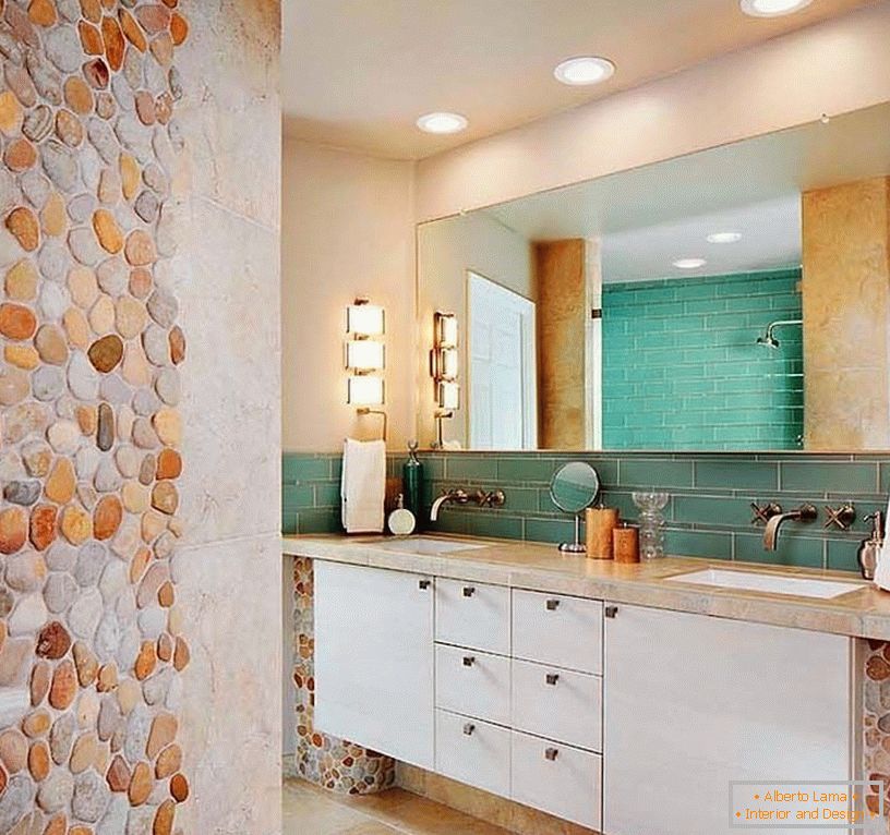 Mozaik od kamena u unutrašnjosti kupatila