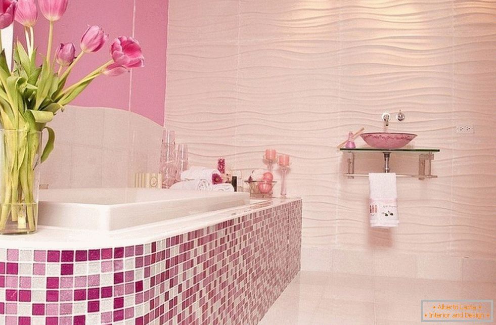 Kupatilo u roze boje sa mozaikom