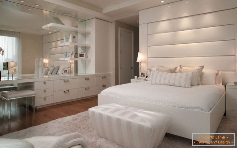 spavaća soba-krevet-bela-otomanska