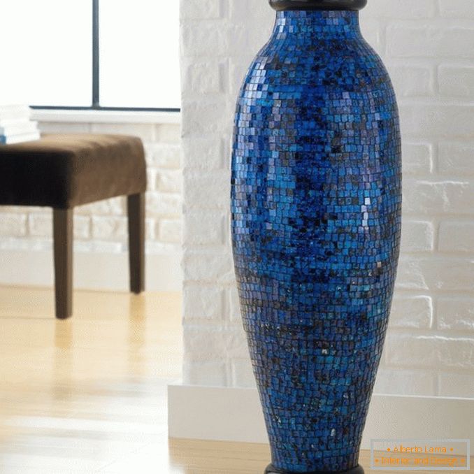 Vaza zalepljena mozaikom