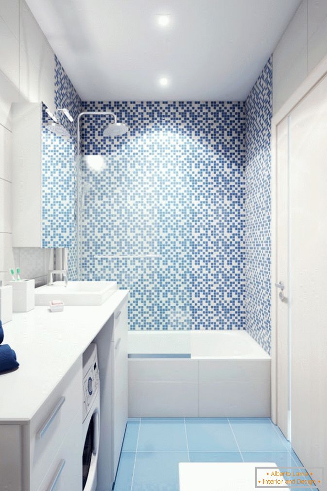 Bijela i plava kupaonica malog studijskog stana u Rusiji