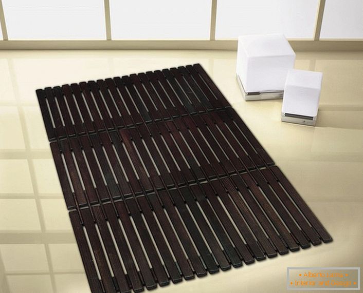 Bath mat iz bambusa je jedna od atraktivnih inovacija u dizajnu kupatila. 