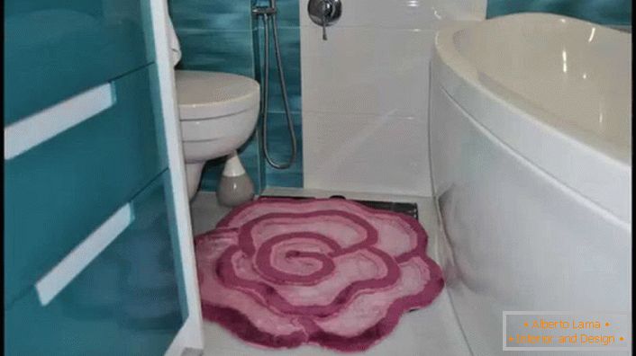 Tepih u obliku mekane ružičaste ruže za malo kupatilo. 