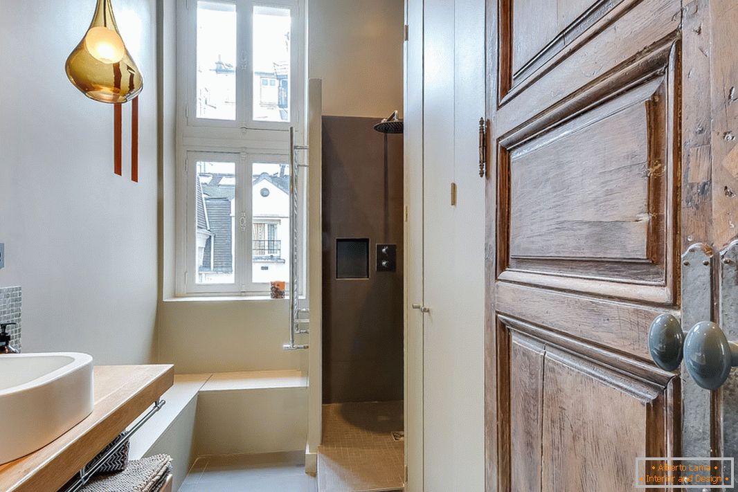 Kupatilo u stilu minimalizma sa naglaskom na antikvitete