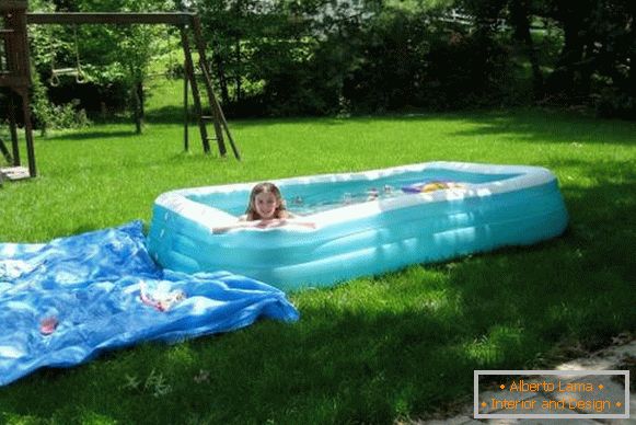 Mali dječji bazen - fotografija napuštenog bazena