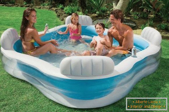 Adult i dečiji napuhljiv bazen - fotografija tokom leta