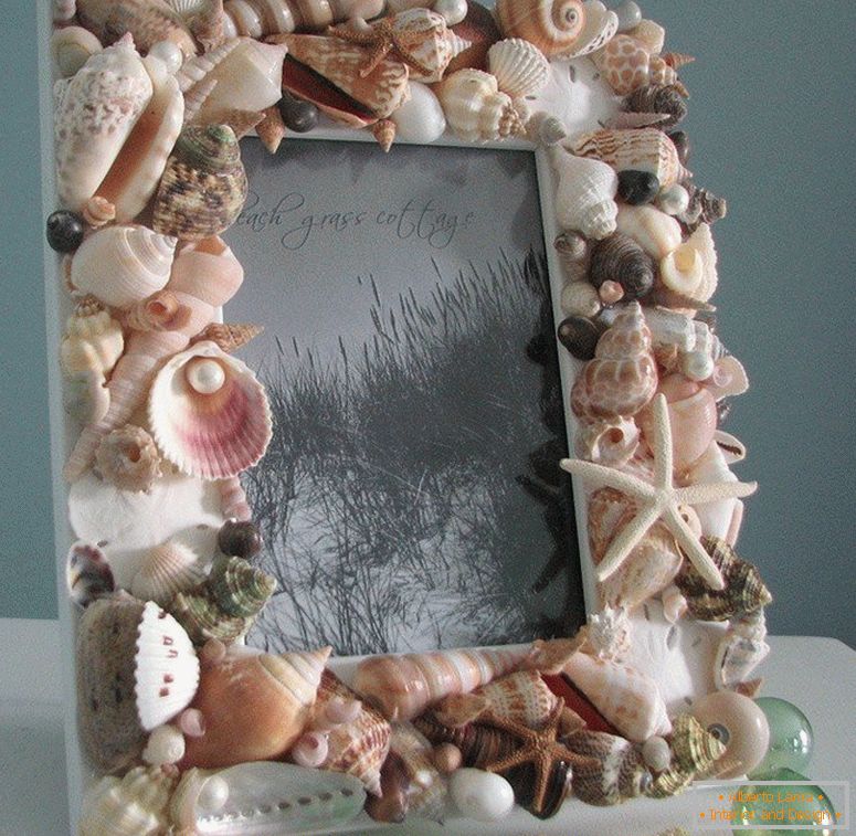 Okvir za fotografije ukrašen školjkama sa lepkom