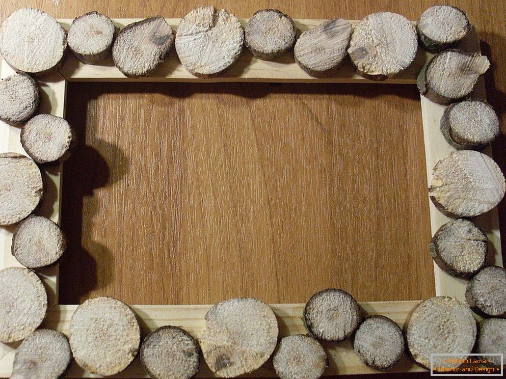 Okvir ukrašen drvenim kopljama