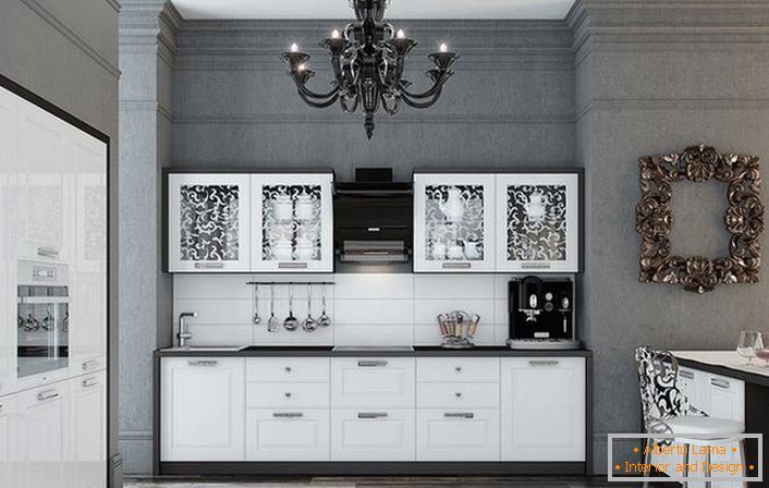 Kuhinja je izrađena u pogodnoj kombinaciji kontrastnih bijelih i crnih boja. Sjajne površine graciozno se uklapaju u unutrašnjost u neoklasičnom stilu.