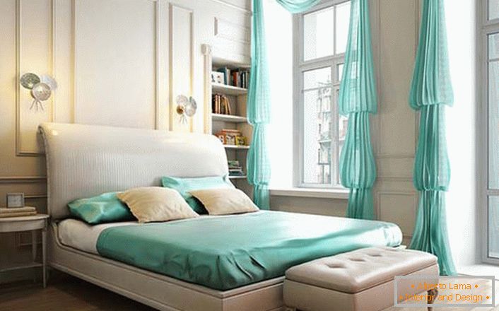 Skroman enterijer spavaće sobe u neoklasičnom stilu zanimljiv je akcenat boje mente. 