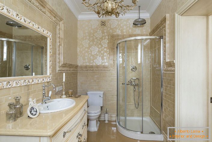 Moderno kupatilo. Unutrašnji stil neoklasičnog izgleda odlično u prostranoj i funkcionalnoj sobi.