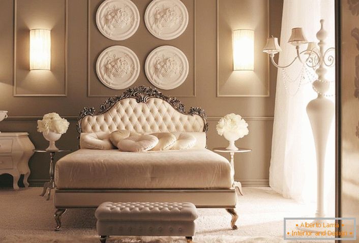 Primer savršeno prilagođenog osvjetljenja za spavaću sobu u neoklasičnom stilu.