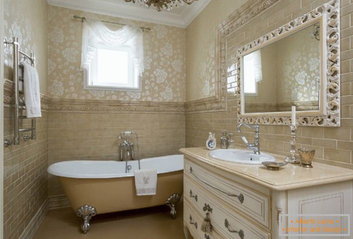 Kupatilo u neoklasičnom stilu u seoskoj kući španske porodice.