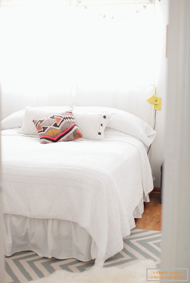 Mala spavaća soba u bijeloj boji