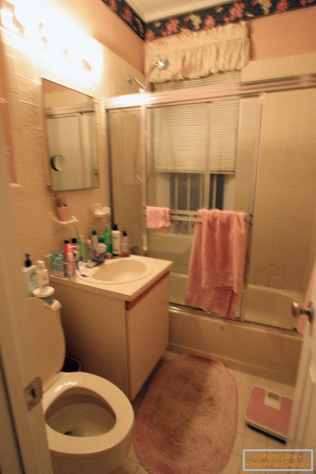 Unutrašnjost male kupaonice prije popravke