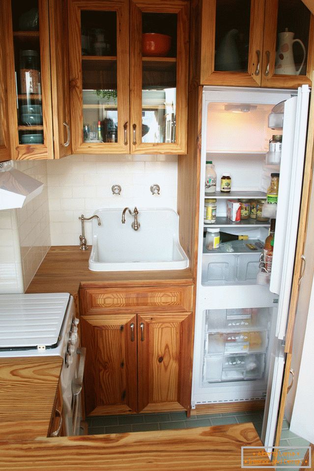 Skriveni frižider u unutrašnjosti starinske kuhinje