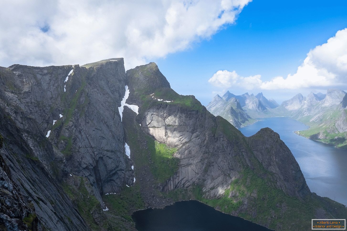 Nezaboravan pogled sa pogleda ptičije perspektive na planine Norveške