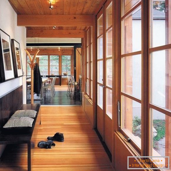 Moderne klupe sa leđima u hodniku minimalizma 2015