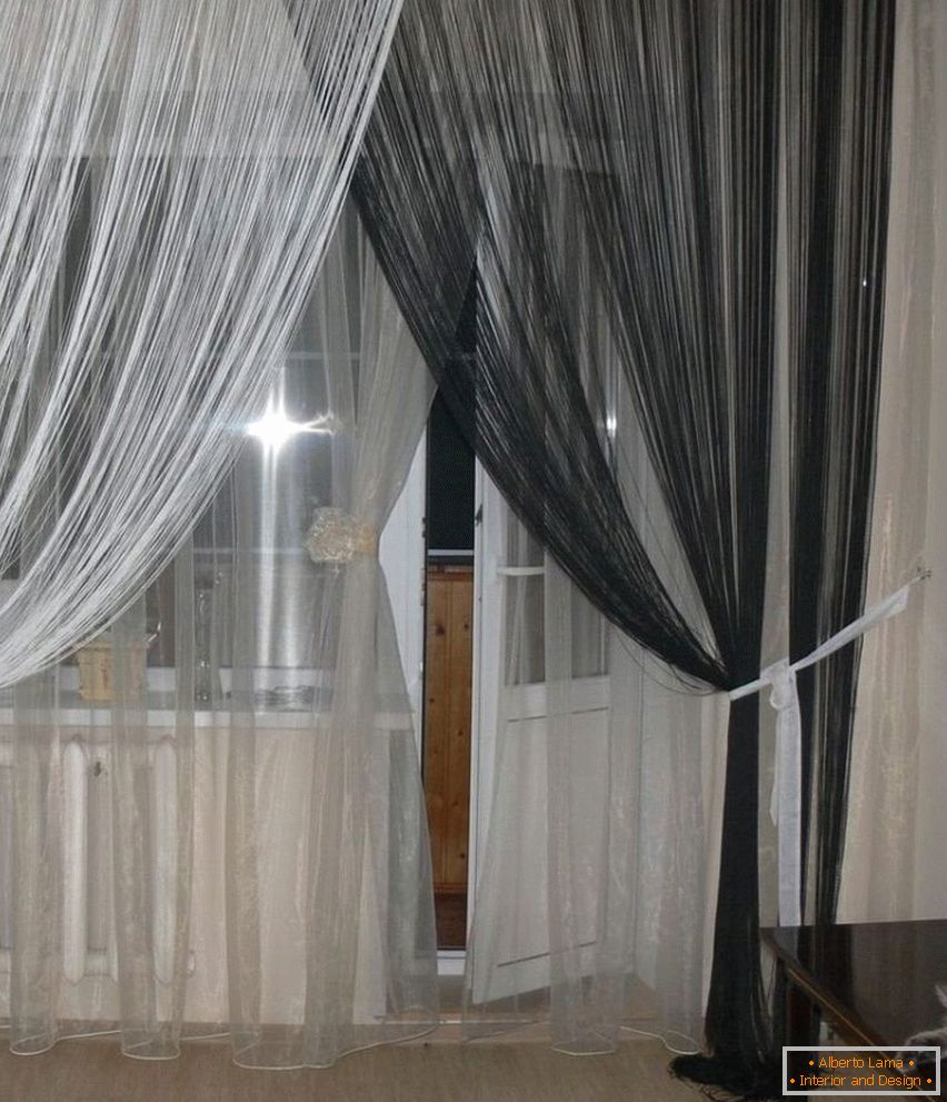 Crno-bela navojne zavese na prozoru