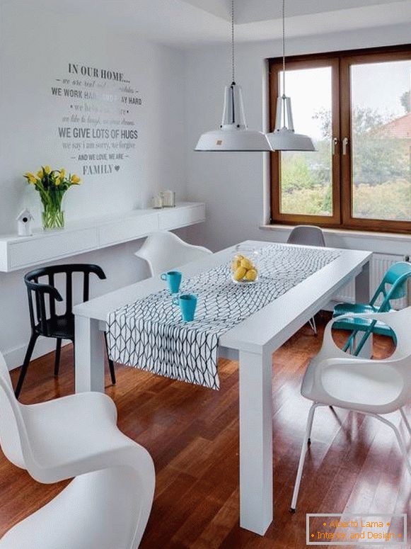 Bijeli trpezarijski stol i višebojne stolice