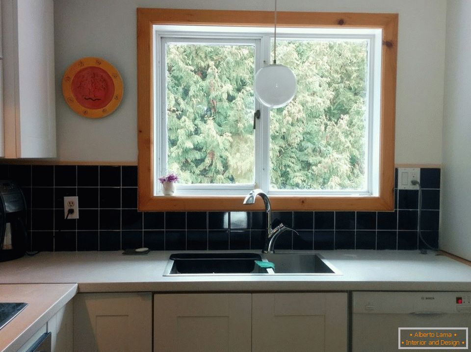 Veliki prozor u dizajnu male kuhinje