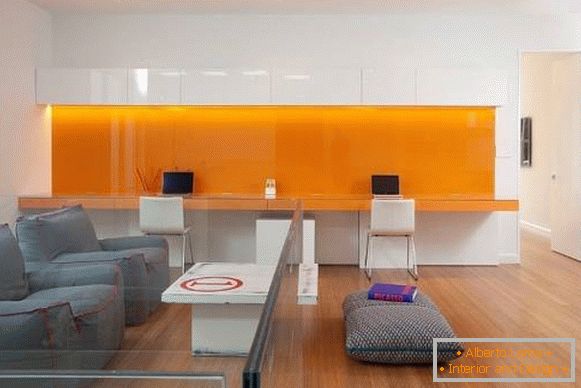 kući-ured-sa-narandžastim elementima